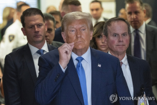 재판정 나서며 '입 닫기' 포즈 취하는 트럼프 [AP 연합뉴스 자료사진]